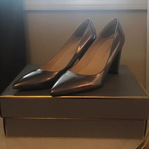 Chic pewter pumps